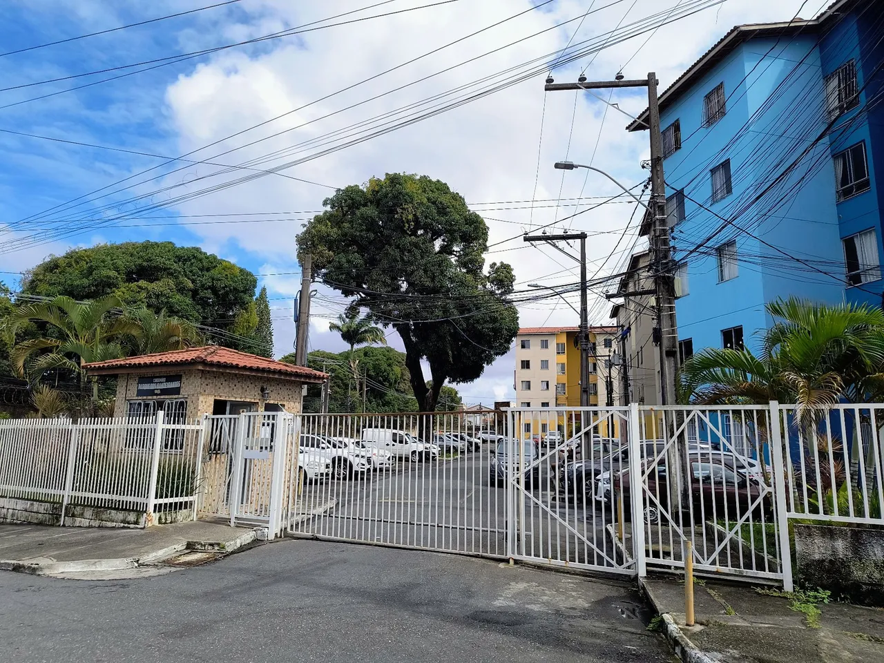 Apto 2/4 quartos a venda em Condomínio Fechado