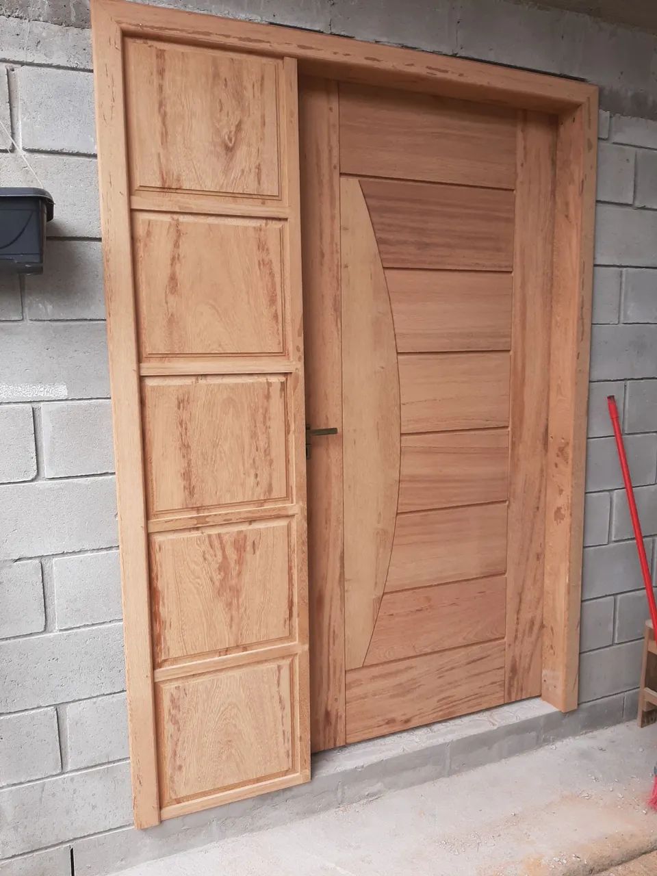 Trabalho com colocação de porta faço dek pergolado etc orçamento sem compromisso. 