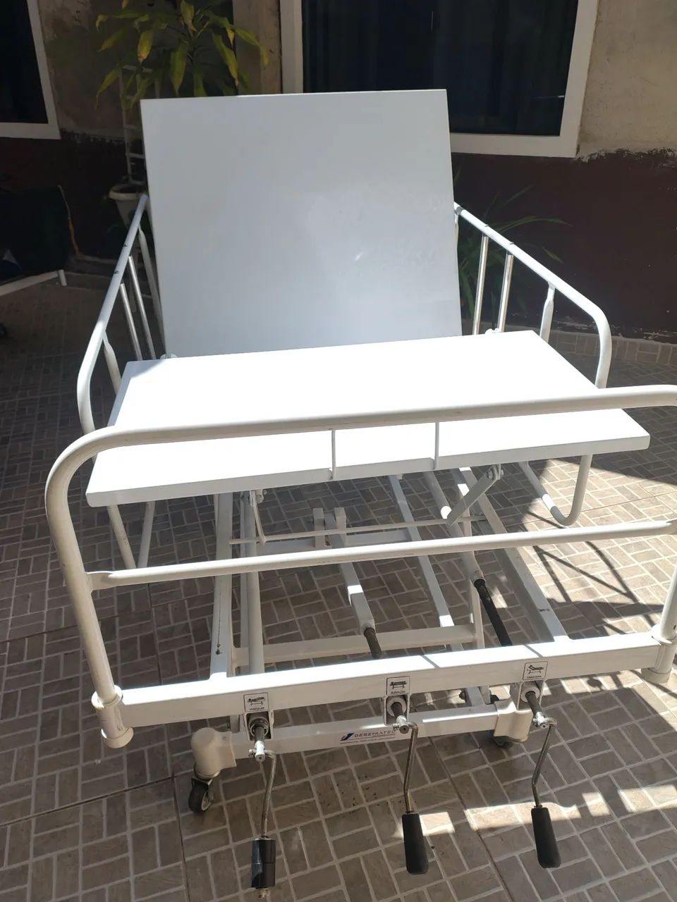 Cama hospitalar c/elevação total c paciente entrego 