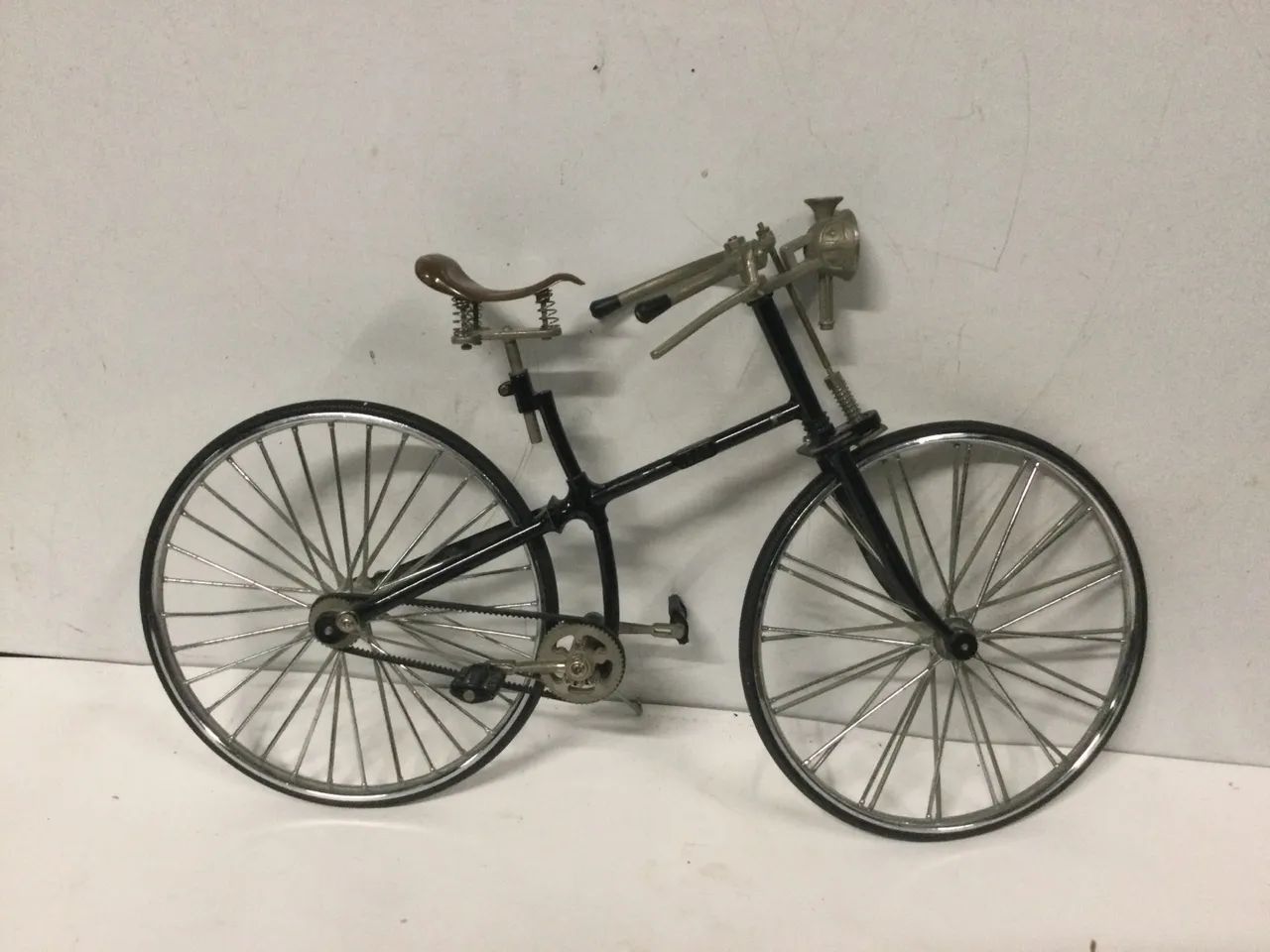 Bicicleta antiga de metal