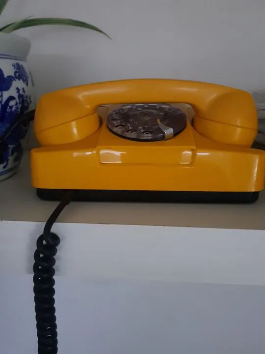 Telefone fixo vintage amarelo