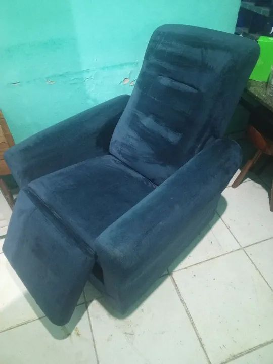 Vende-se uma poltrona de veludo