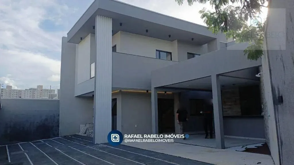 Casa duplex com 04 suítes em Eusébio.