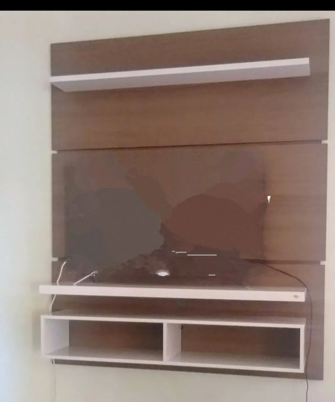 Painel para TV com prateleiras e nichos