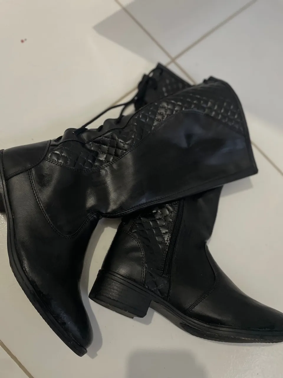 Bota Preta Cano Longo com Detalhes