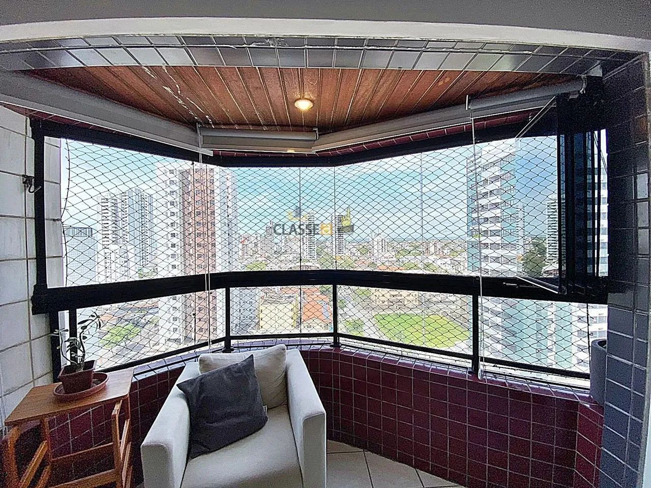 Apartamento Reformado 2+1 com Varanda em Candeias