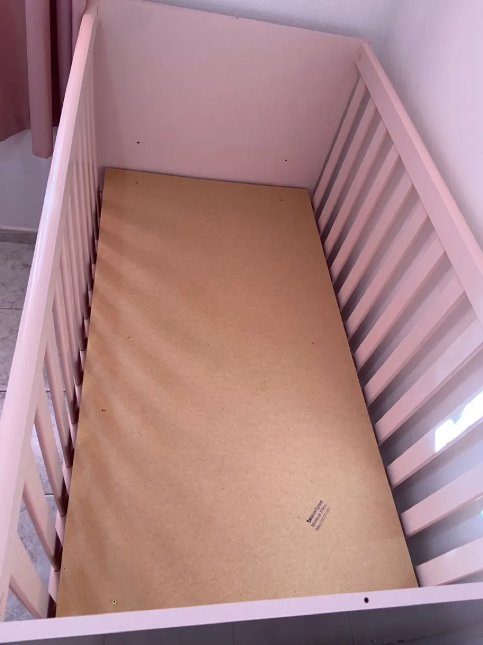 Berço Infantil Rosa com Base