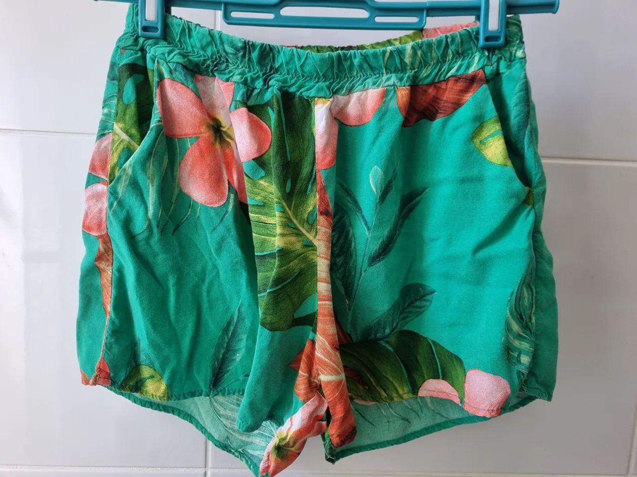 short verde com flores