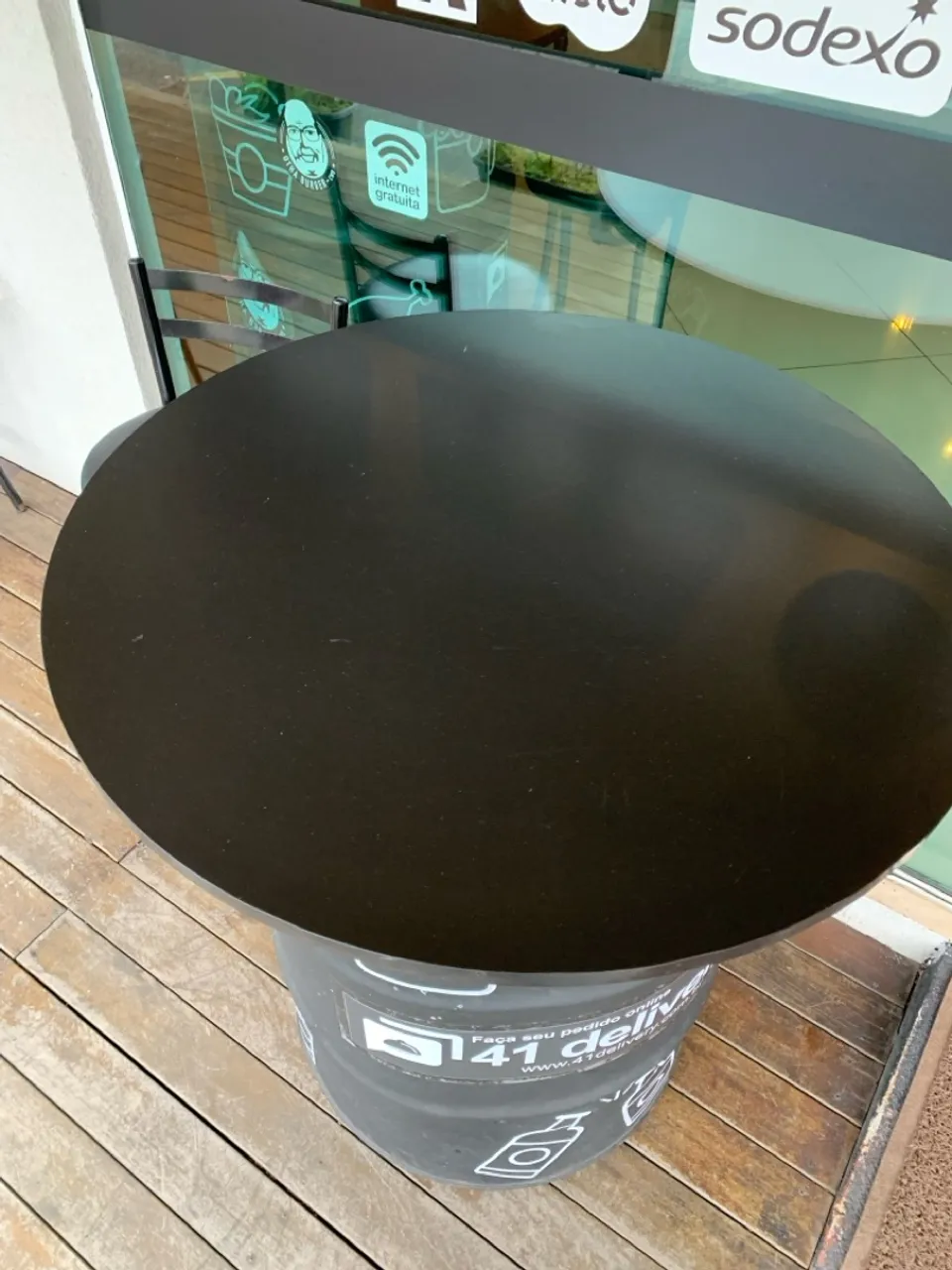 Mesa de tonel preta redonda para área externa 