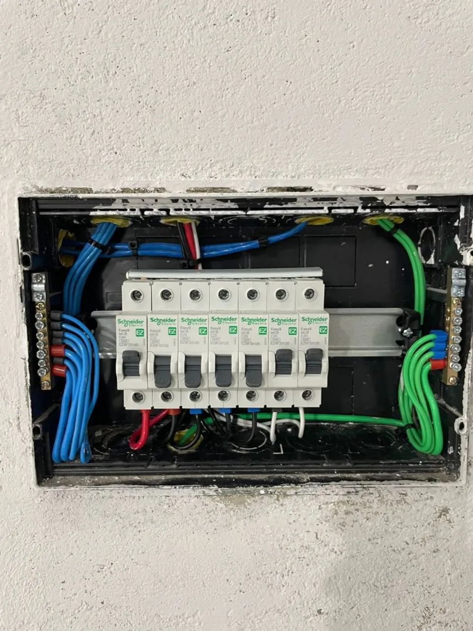 Serviços profissionais de instalação e manutenção elétrica 