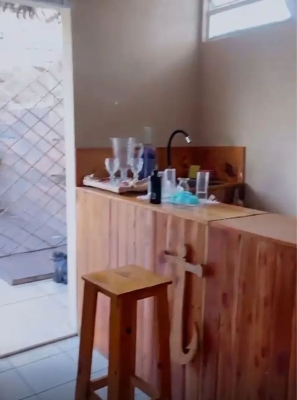 Balcão de madeira para comércio com pia imbuído