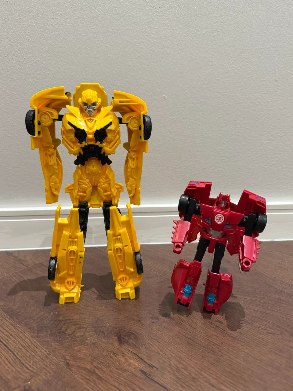 2 bonecos Transformers carro que vira robô - Foto 2