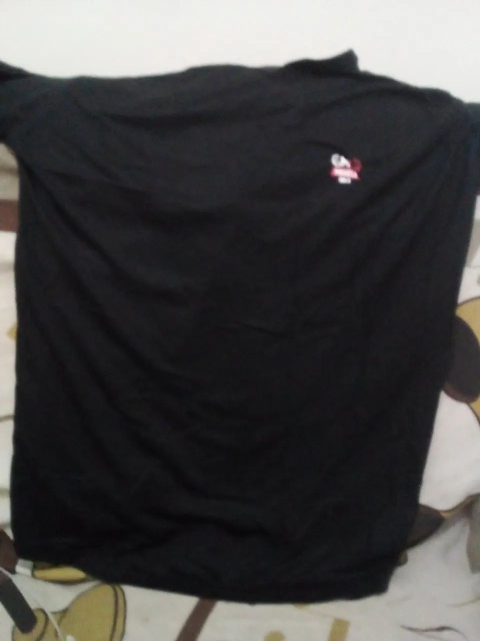 Vendo  contêiner e camisas de manga e sem mangas. - Foto 4