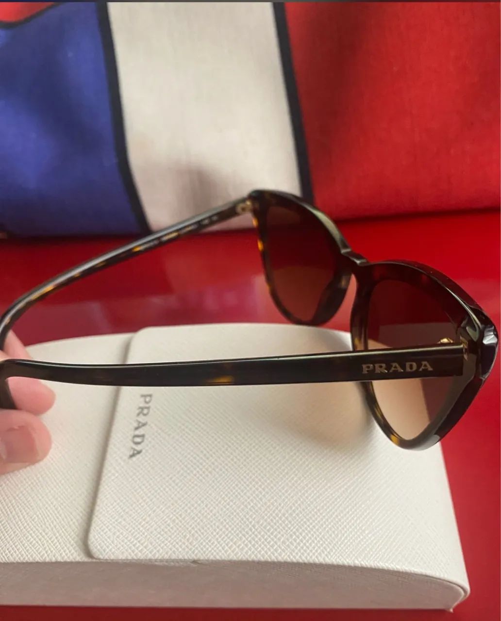 óculos de sol marrom - a caixinha é prada preta seminovo original - prada - Foto 2