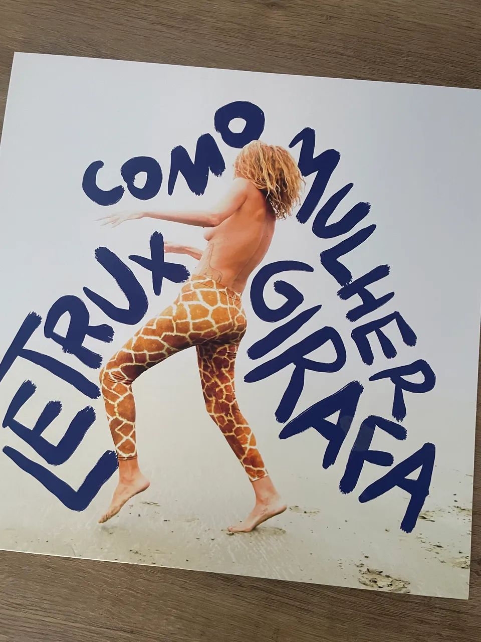 Como mulher girafa Letrux