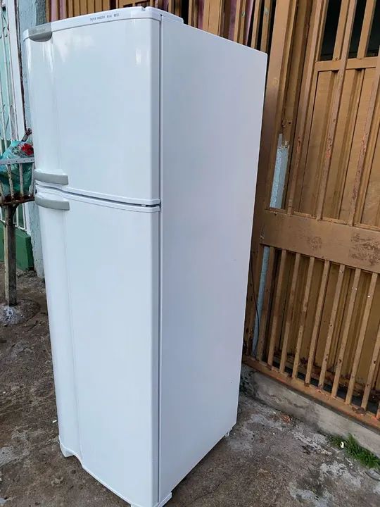 Vendo geladeira Electrolux 400L gelo seco funcionando perfeitamente testo na hora  - Foto 5