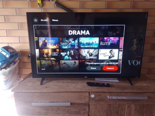 Smart TV 43? Completa Full HD DLED AOC com sistema operacional Roku, processador Quad C