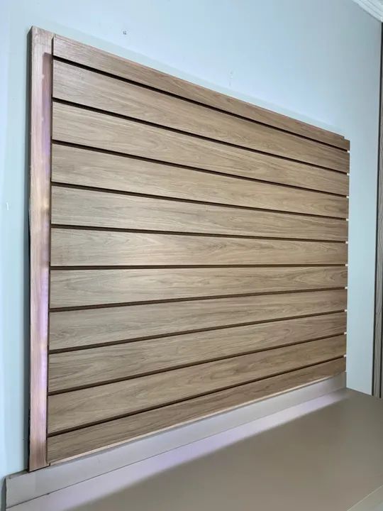 Painel Ripado em Madeira + armário 3 gavetas 