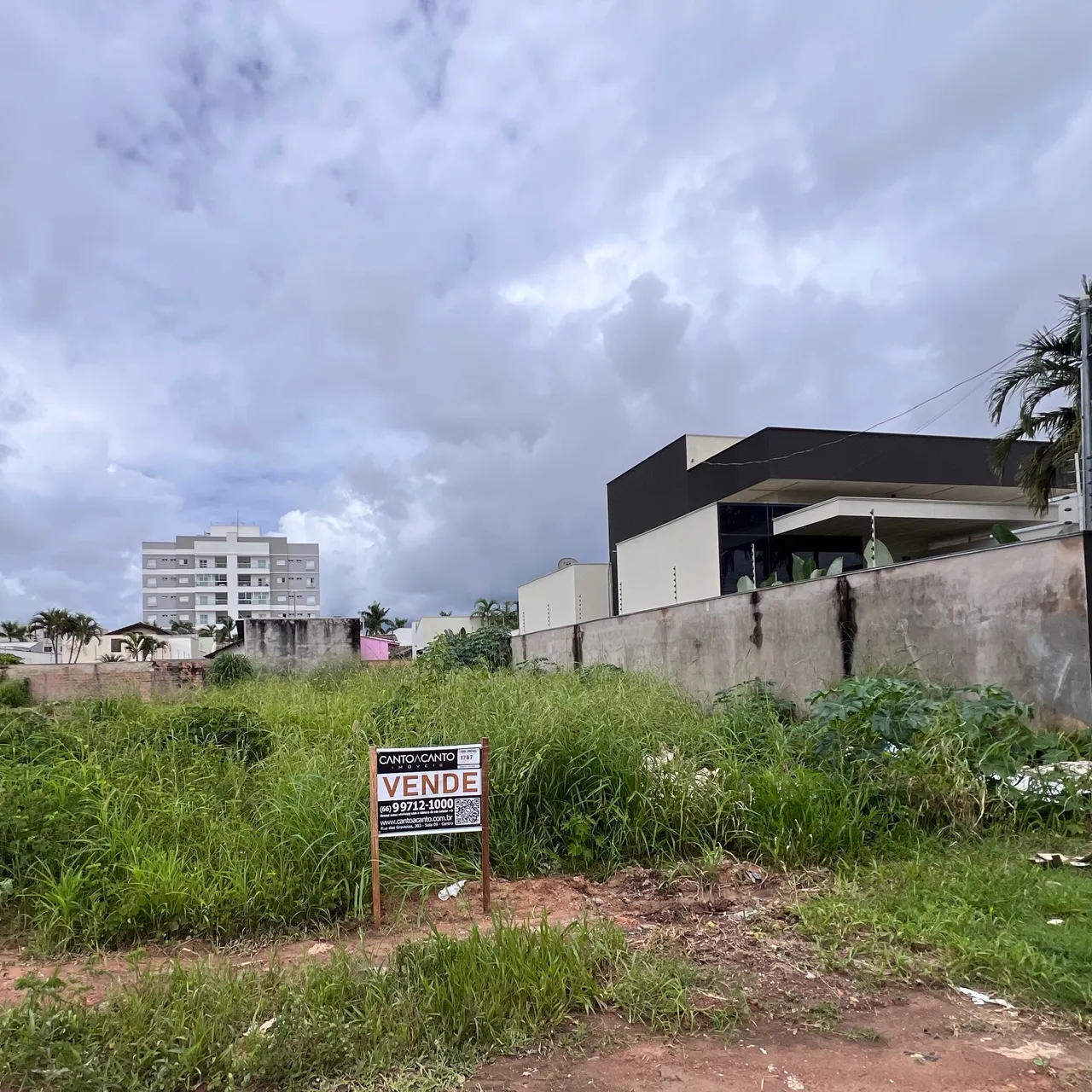 Terreno à Venda no Residencial Florença - 511m² com Frente Leste