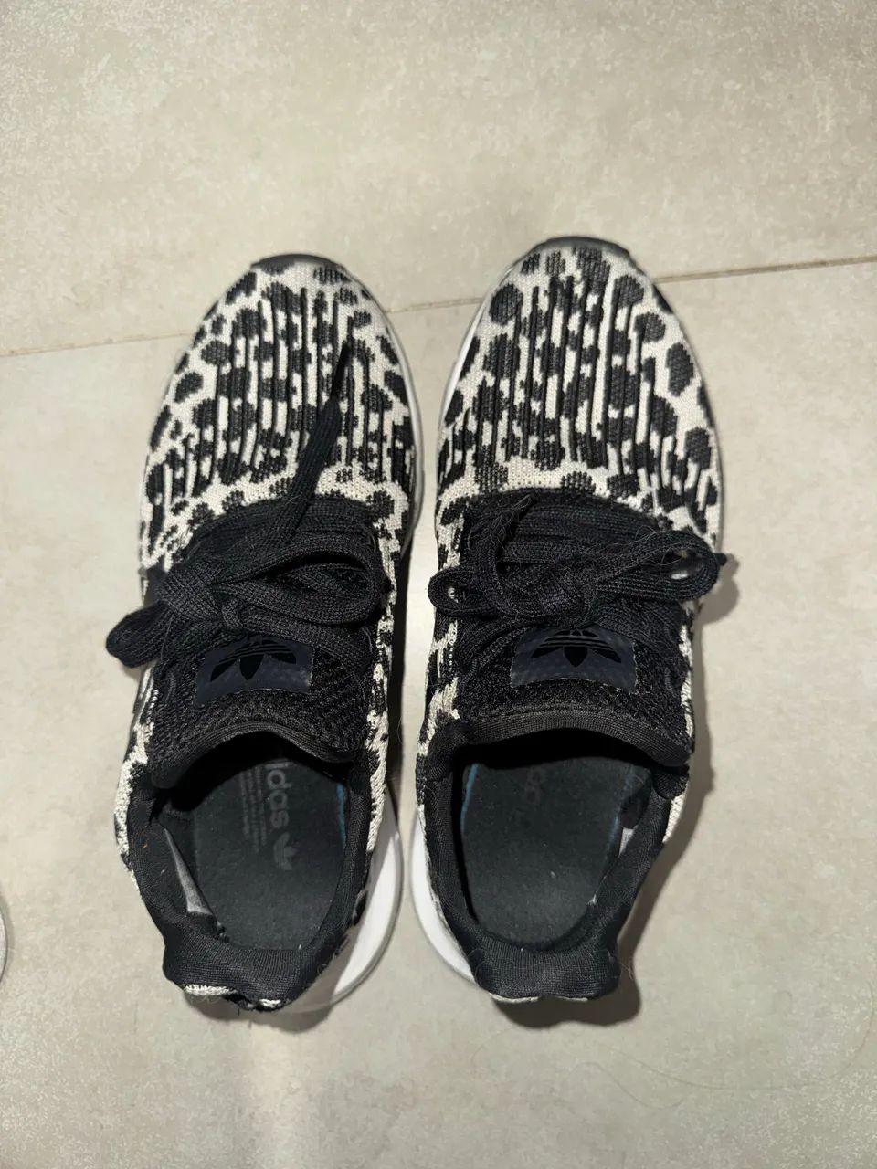Tênis adidas animal print 