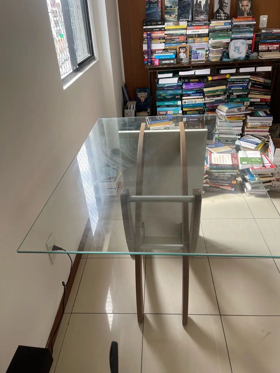 Vende-se uma boa mesa com tampo de vidro  - Foto 2