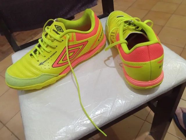 Chuteira society Umbro 