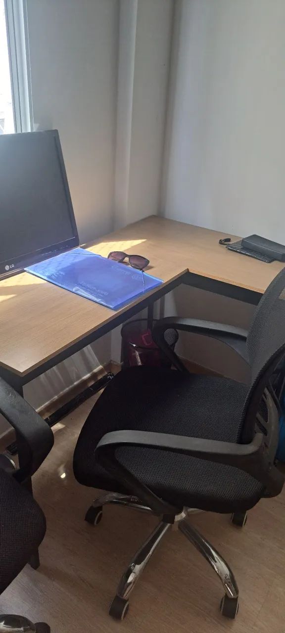 Mesa de escritório em L com cadeira presidente- VENDO SEPARADO 