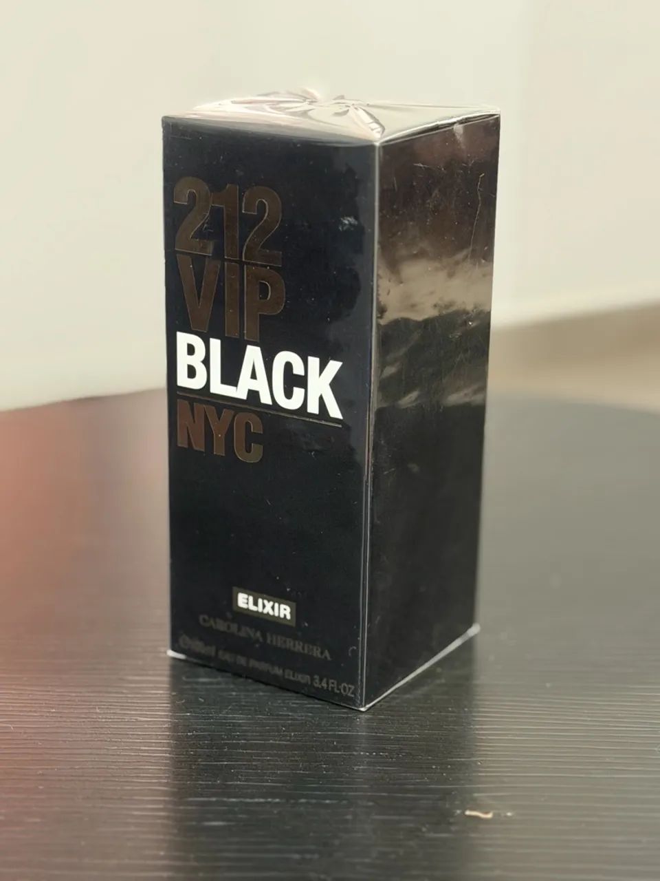 Perfume Carolina Herrera 212 VIP Black Elixir 100ml Lacrado - Foto 4