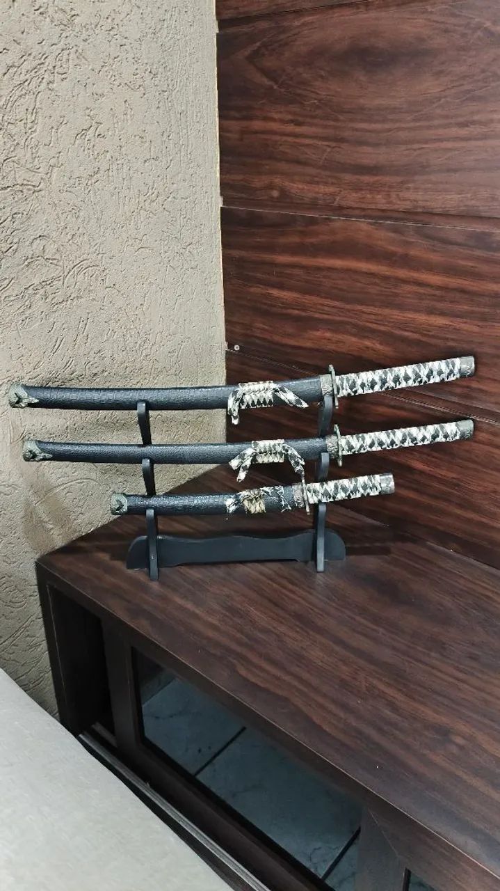 Kit Trio de Espadas Samurai Katana Decorativa com Suporte de Mesa