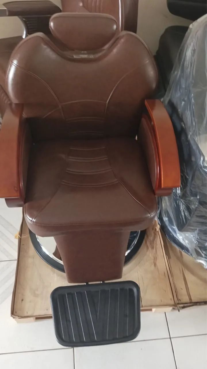 Cadeira Poltrona barbearia Hl 803 Hot Bittes cosméticos - Foto 4