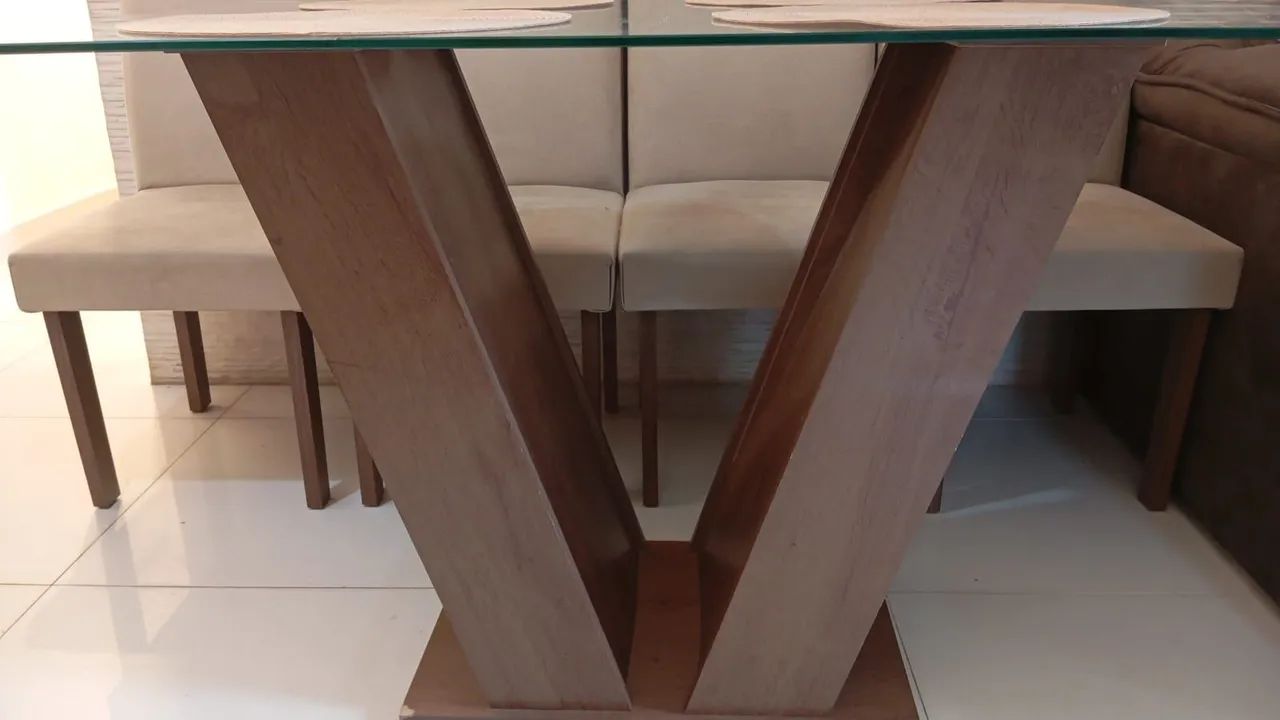 Vendo mesa e cadeiras 