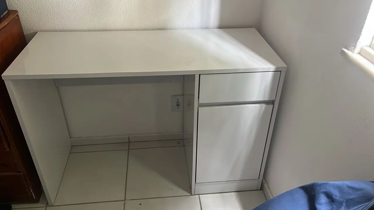 Mesa de escritório branca com gavetas - Foto 2