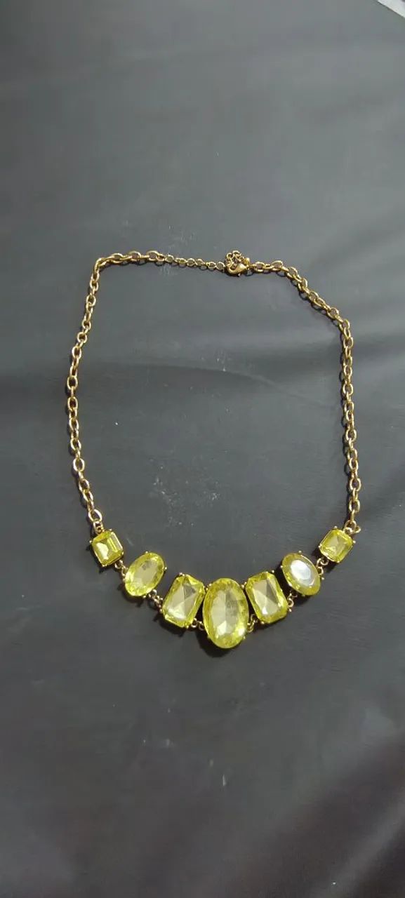 Colar verde pedraria (bijuteria) 