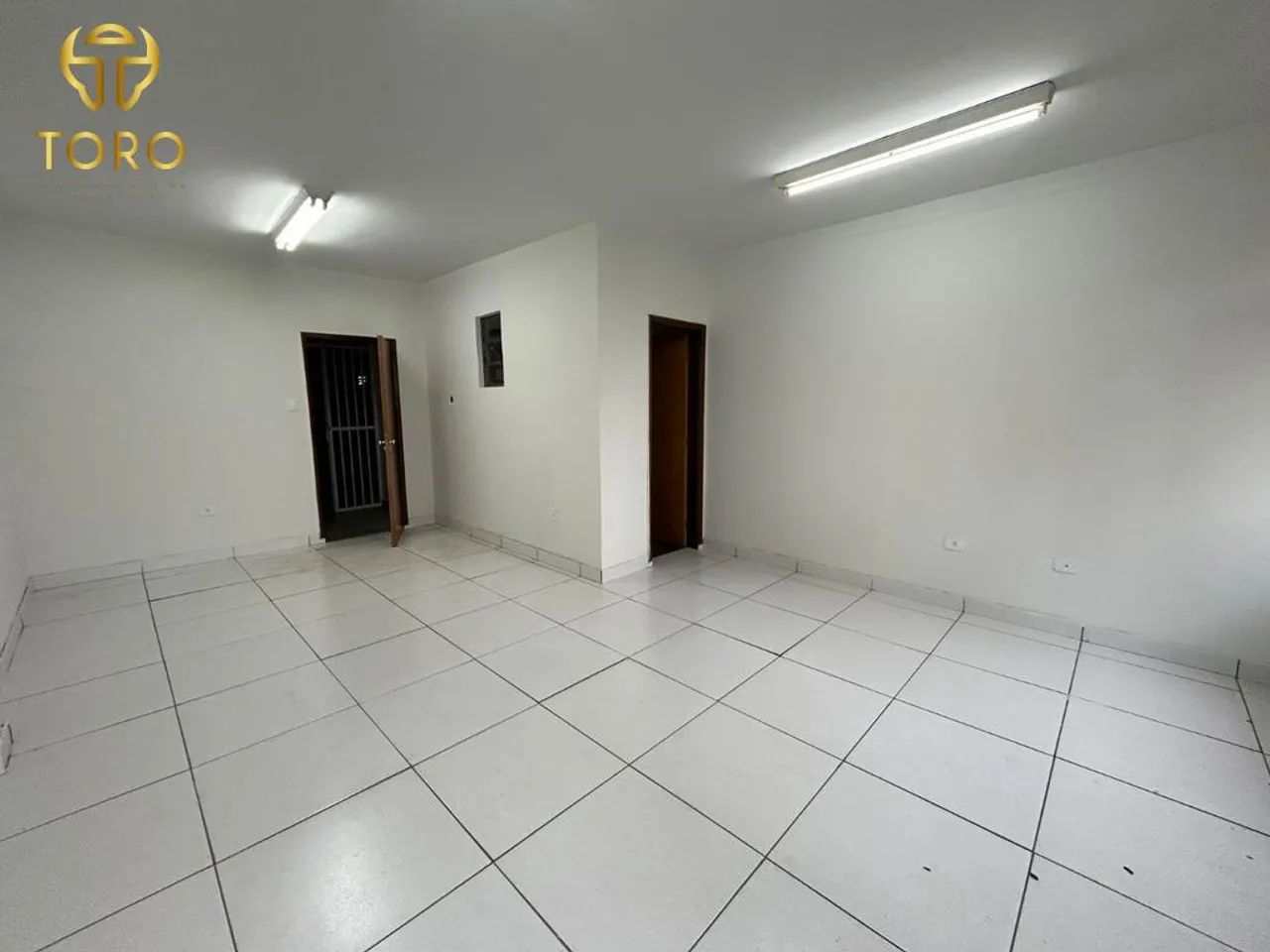 Aluga-se sala comercial na Av Duque de Caixias, 579 - Centro, Maringá - PR. - Foto 3