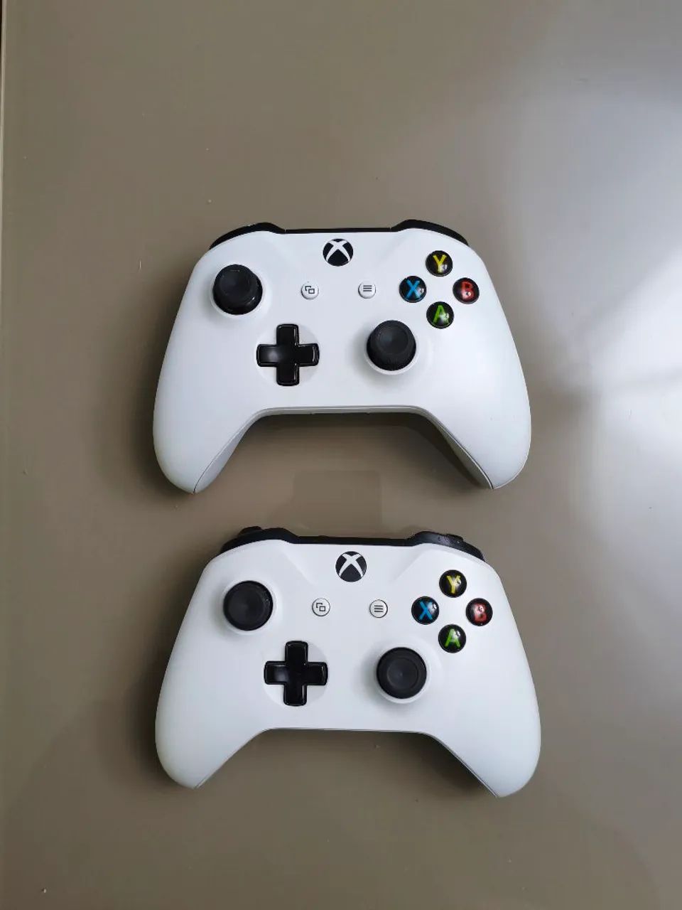 Dois controles Xbox one