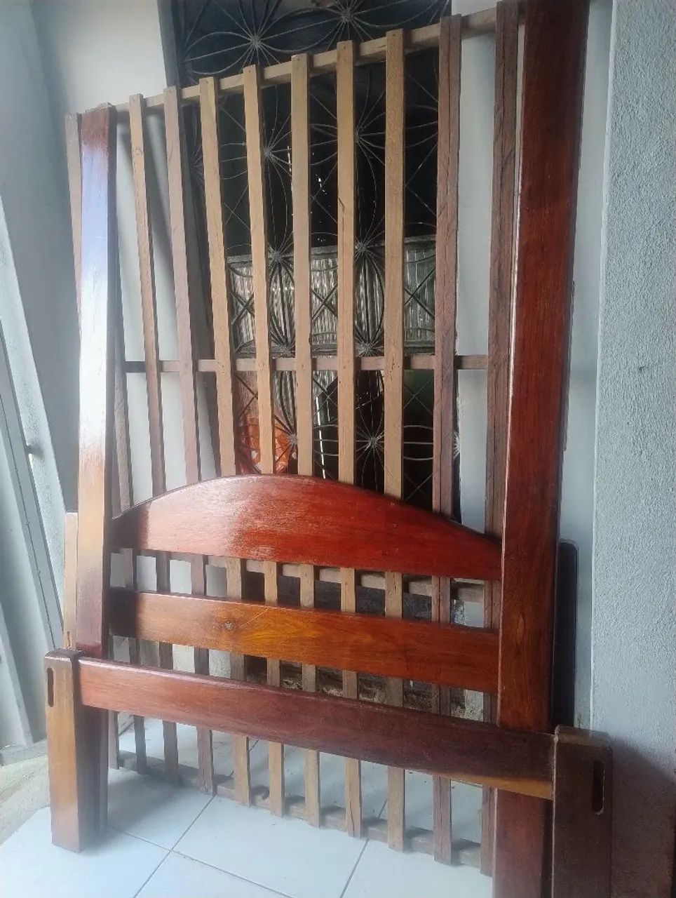 Cama de madeira.