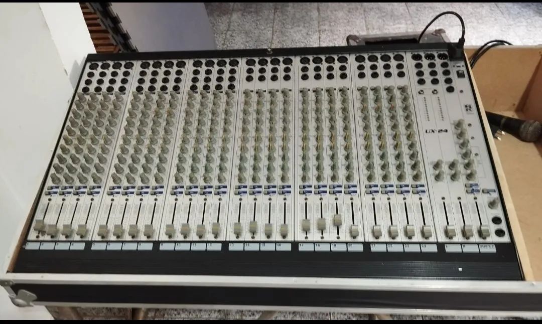 Mesa de Som Analógico Staner 24 canais