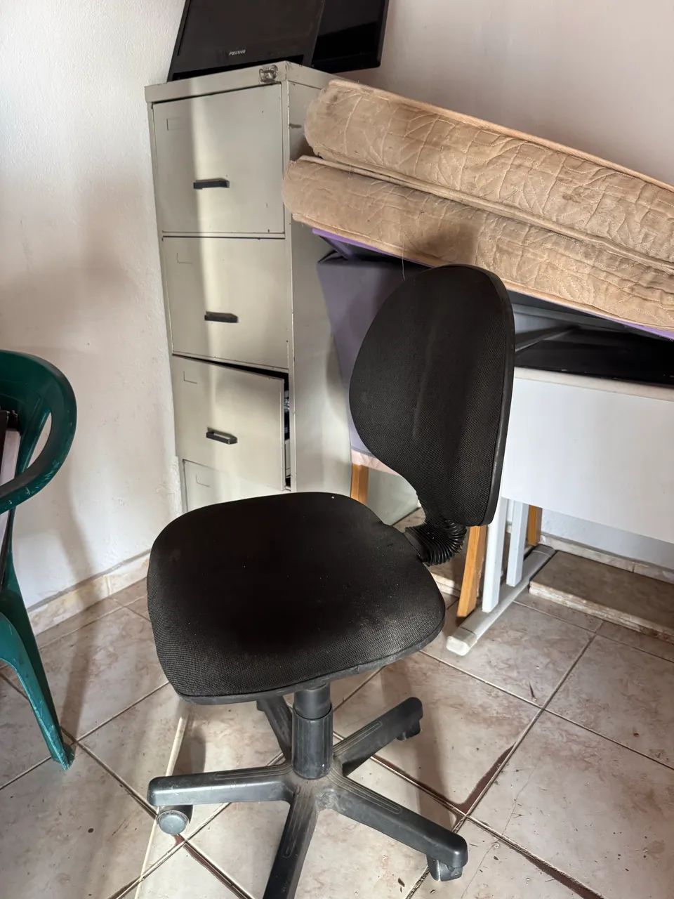 Vendo cadeira de escritório com rodinhas  - Foto 4