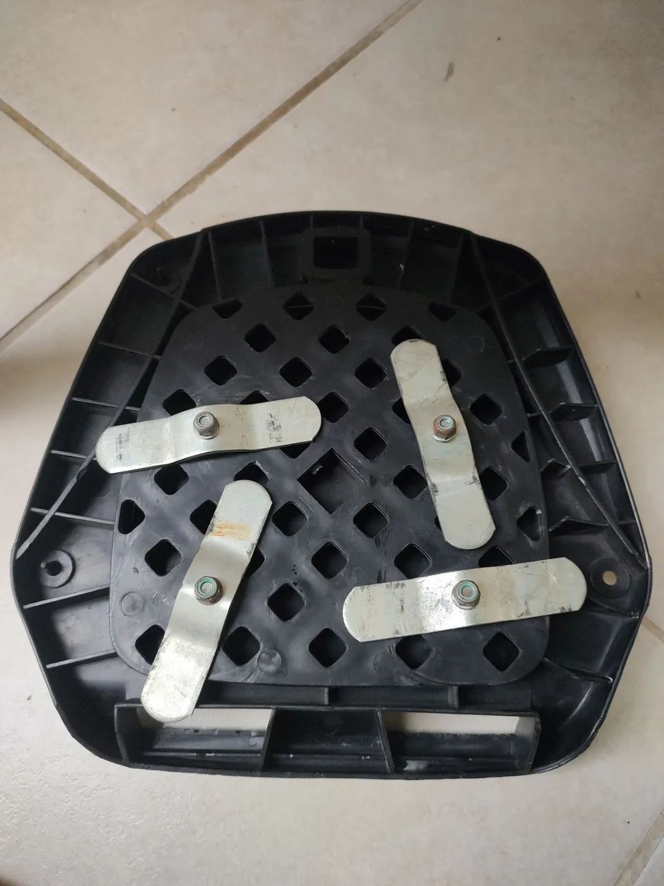 Baú da protork de 30 litros, com base e uma chave - Foto 4