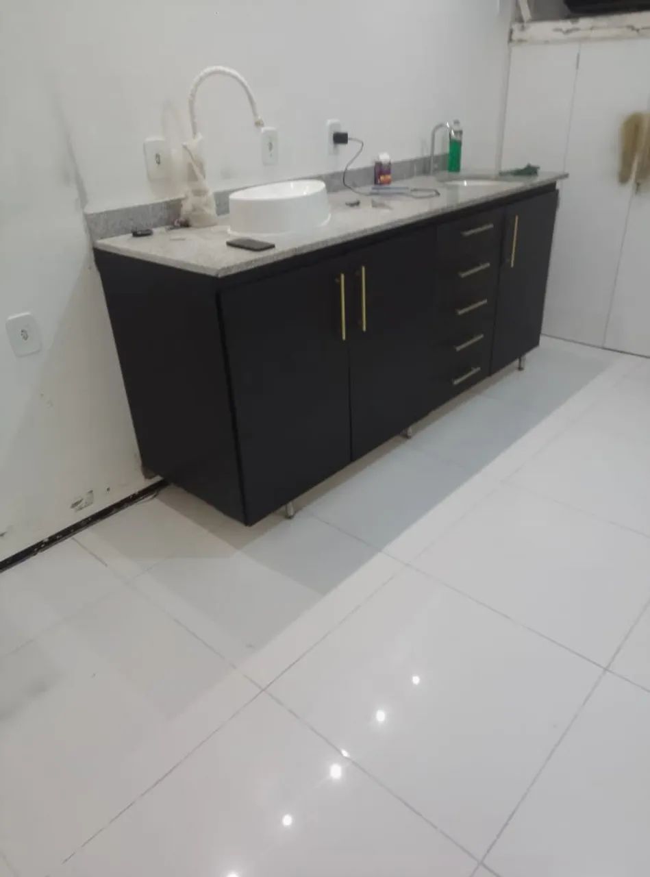 Envelopamento e laqueamento de mesa 