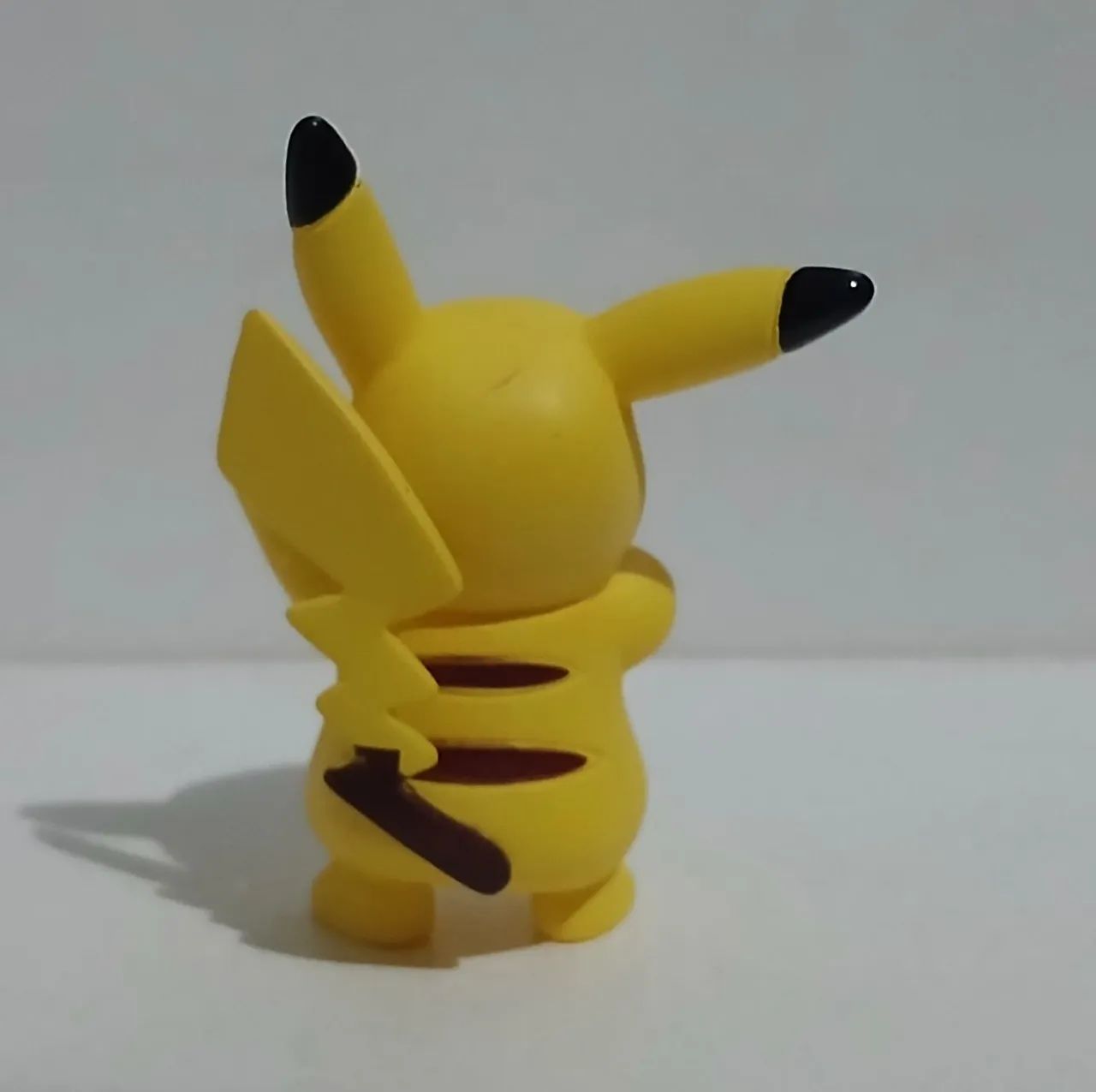 BONECO ACTION FIGURE MINIATURA POKEMON PIKACHU FELIZ - Foto 2