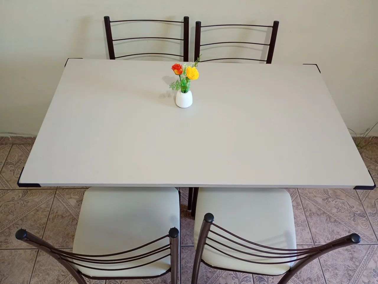 Vendo mesa de ferro com 4 cadeiras 