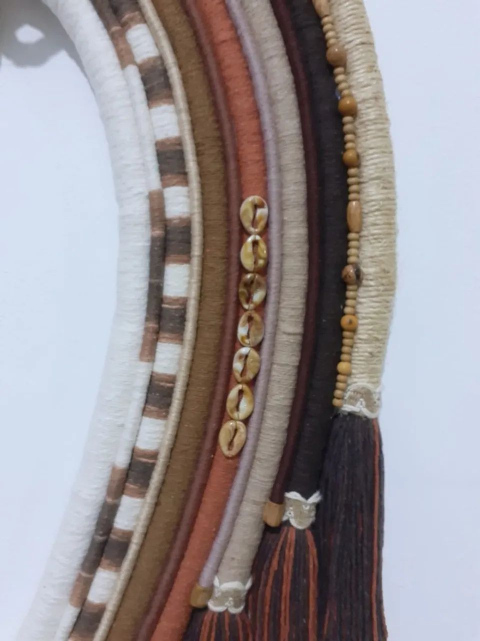 Cocar Ibiúna - Terra Preta - 72 cm x 42 cm - BelArt Atelier - Foto 4