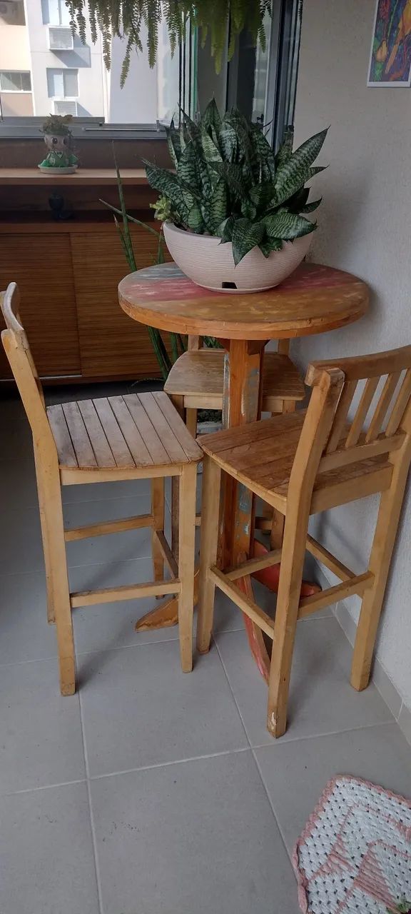 Mesa retrô com 3 cadeiras em madeira crua