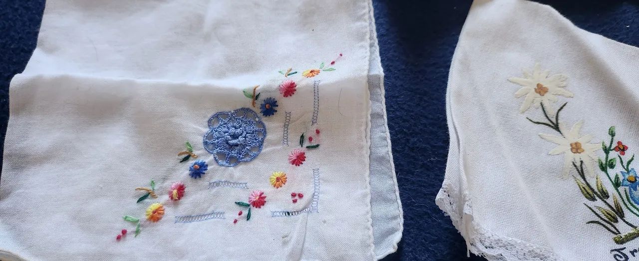 antigos lencinhos bordados à mão linho - Foto 2