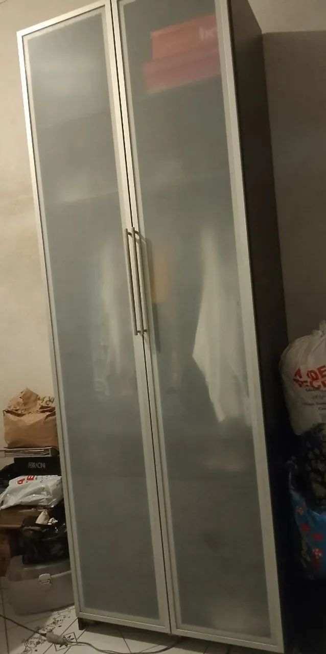Guarda roupa com porta de vidro sem Mem uma avaria  - Foto 2