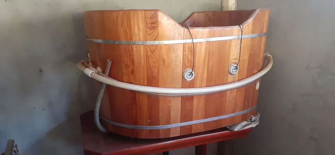 Ofuro de madeira com bomba