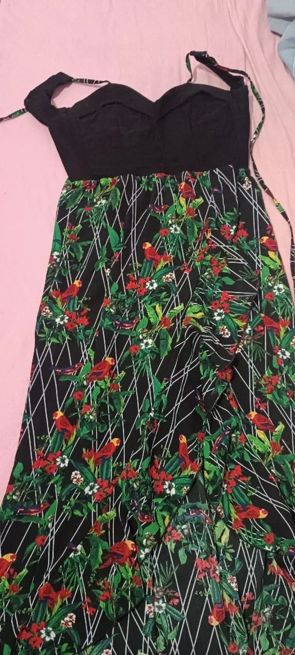Vestido florido com fenda 