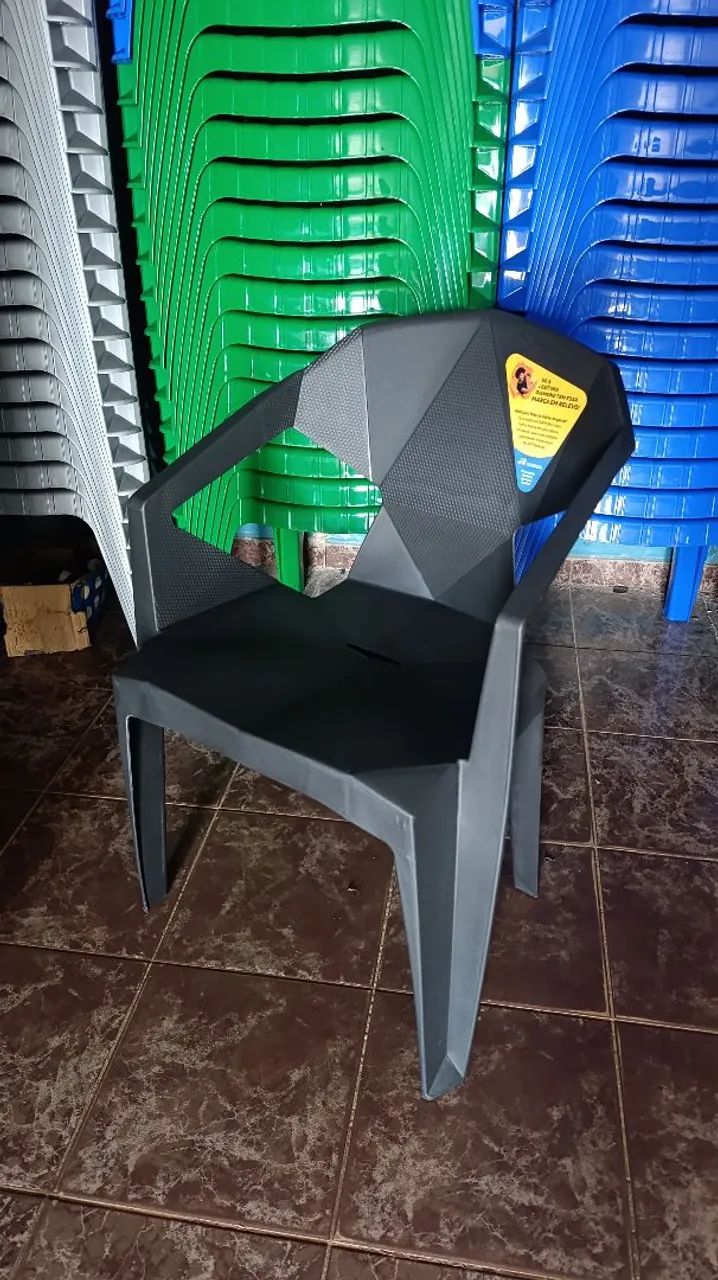 Poltrona plástica Daimond! Resistente suporta 182 Kg. - Foto 2
