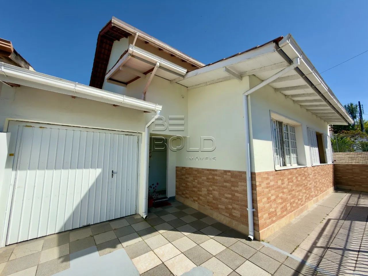 Casa com quintal e edícula